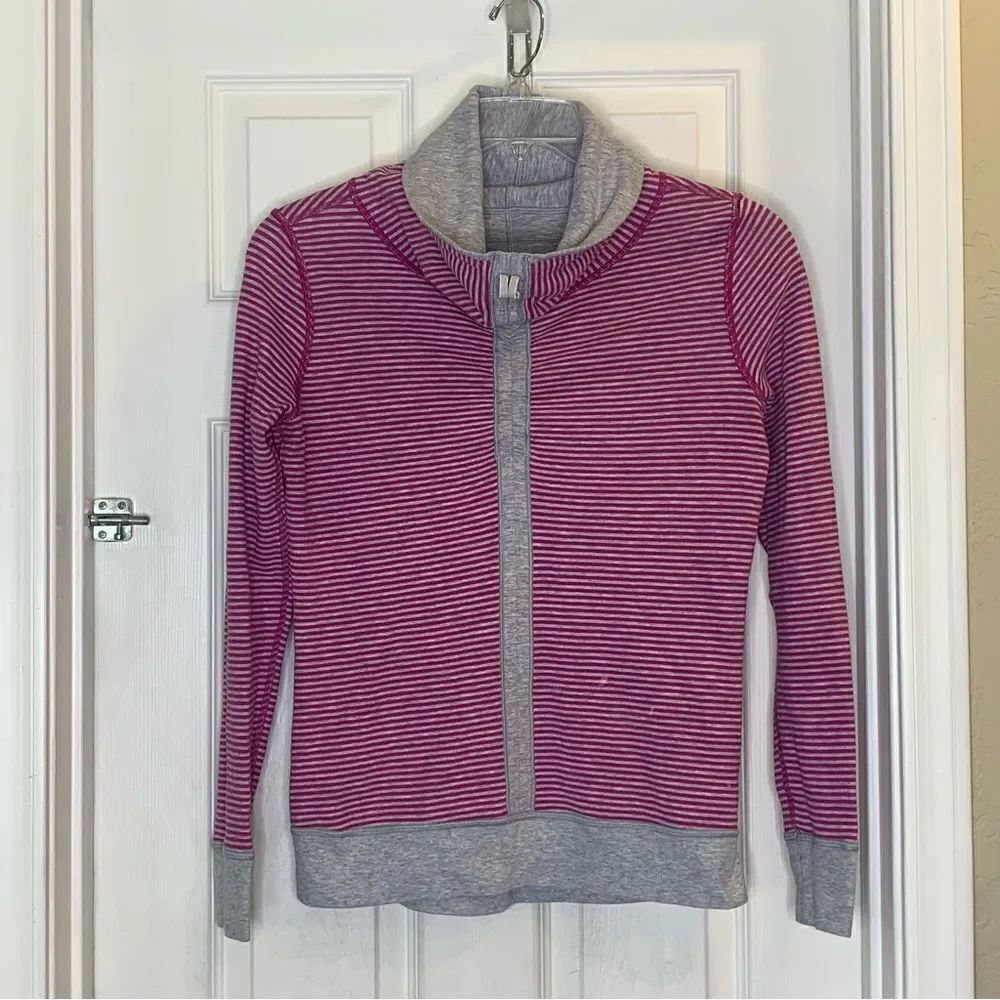 Lululemon In A Cinch Scrunch Neck Pullover Reversible Size 8